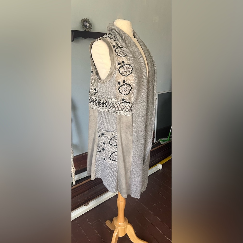 NEW Vintage brand Gray Women's sleeveless Cardigan with Black Embroidery - Picture 3 of 6
